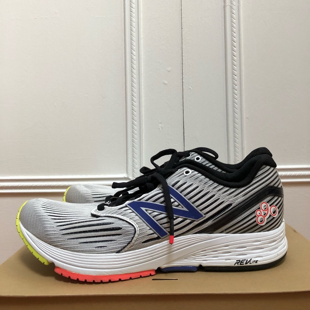 New Balance 890 V6 running shoes